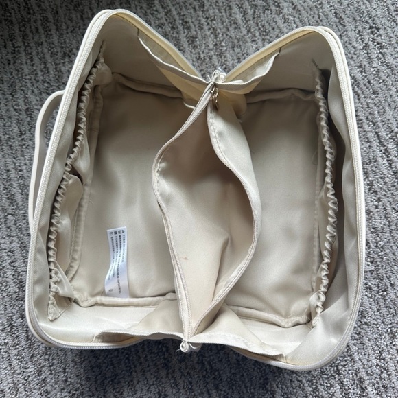 Makeup bag & refill bottles - Picture 4 of 8